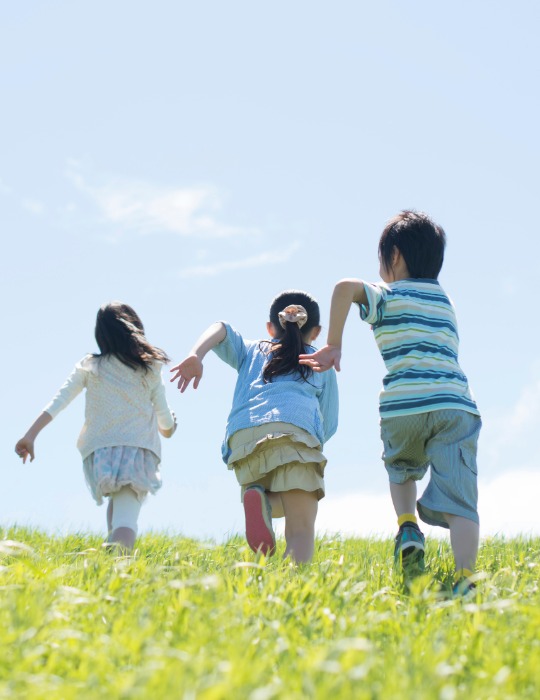 草原を駆ける子どもたち
