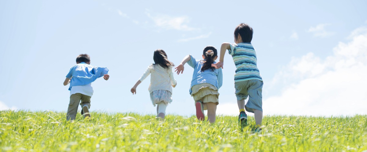 草原を駆ける子どもたち